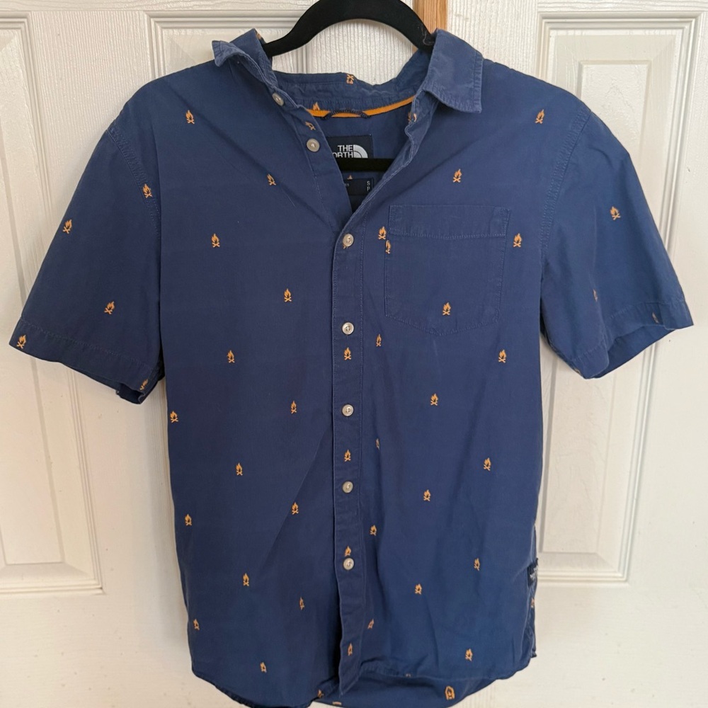 The North Face Men’s Navy Short-Sleeve Button-Up Shirt with Orange Motif